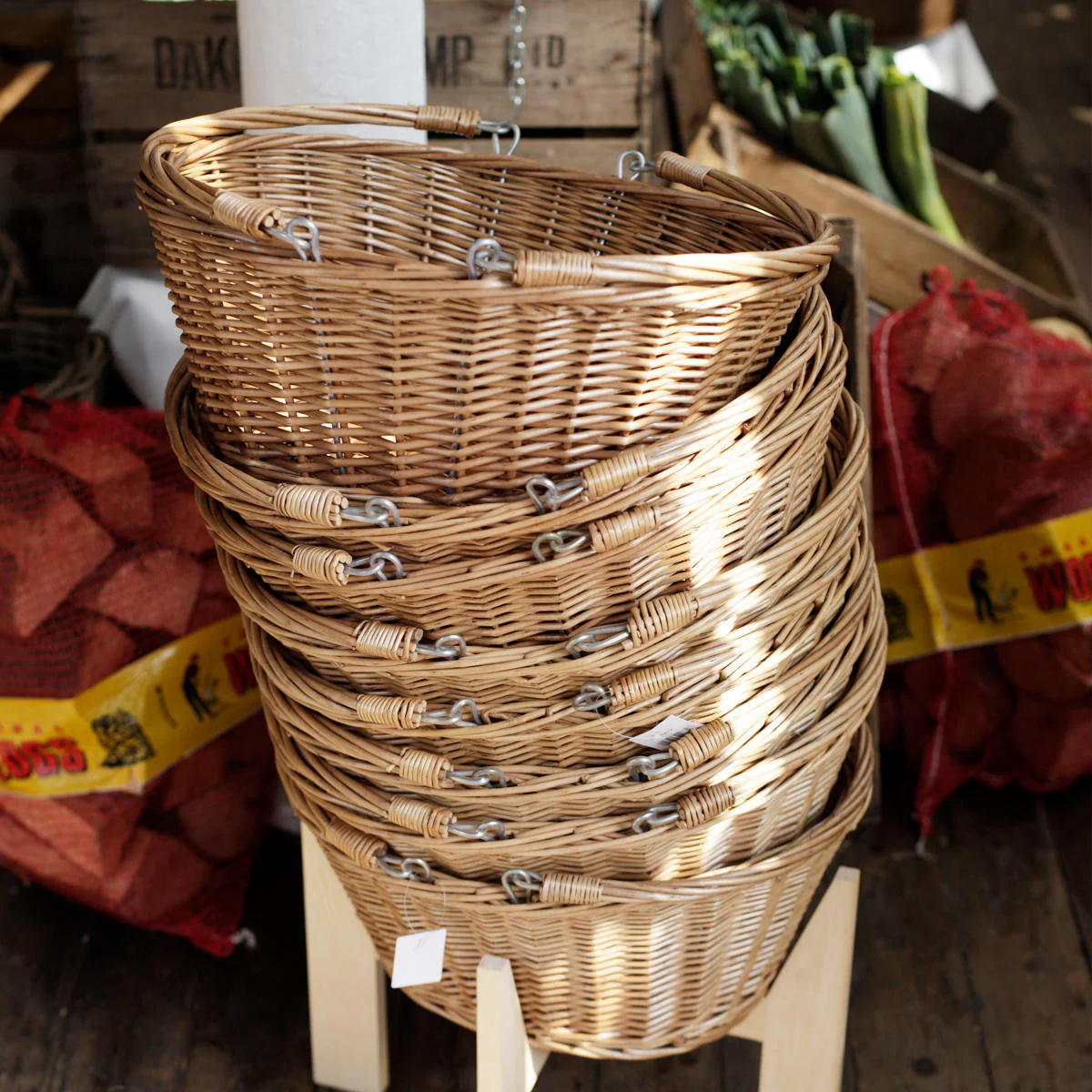 Medium oval natural wicker basket - Image 3