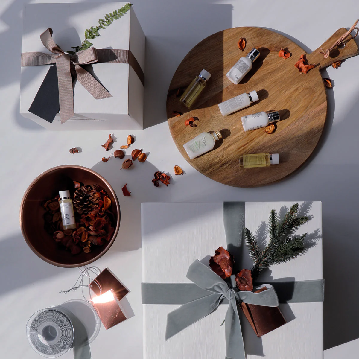 Medium round wooden serving board with handle - Image 4